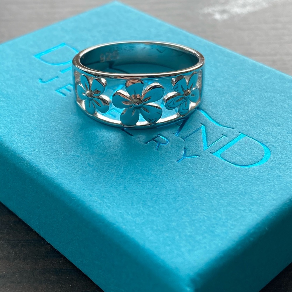 Sterling silver 3 flower!! Brand new!!
